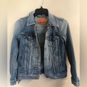 Levi’s Women’s Distressed Denim Jacket Size XS